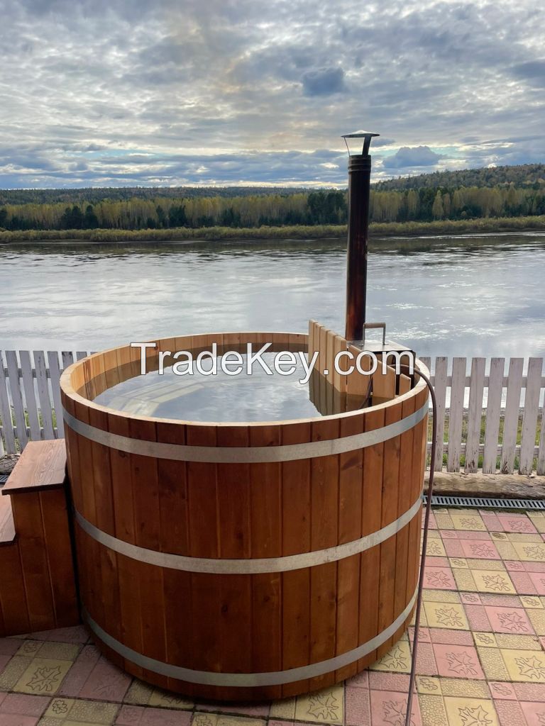 Cedar plungÑ tub with submersible wood stove