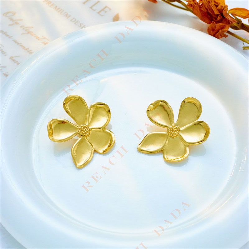 DaDa Fashionable niche design temperament simple irregular metal five-petal flower titanium steel jewelry accessories stud earrings