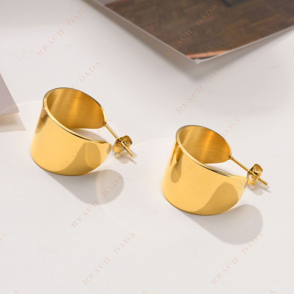 DaDa European and American simple and cold style delicate glossy C-shaped wide face high-end temperament personality titanium steel stud earrings