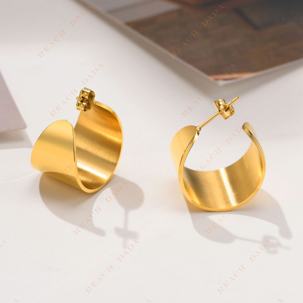 DaDa European and American simple and cold style delicate glossy C-shaped wide face high-end temperament personality titanium steel stud earrings