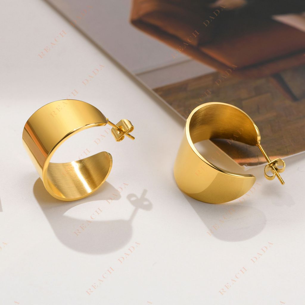 DaDa European and American simple and cold style delicate glossy C-shaped wide face high-end temperament personality titanium steel stud earrings