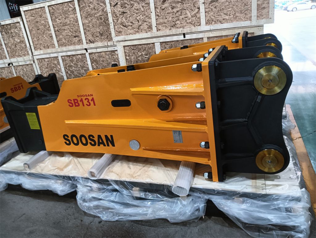 SOOSAN SB131 SIDE TYPE HYDRAULIC BREAKER to ATTACH to EXCAVATORS WITH HOSES CHISELS TOOL BOX NITROGENE CYLINDER
