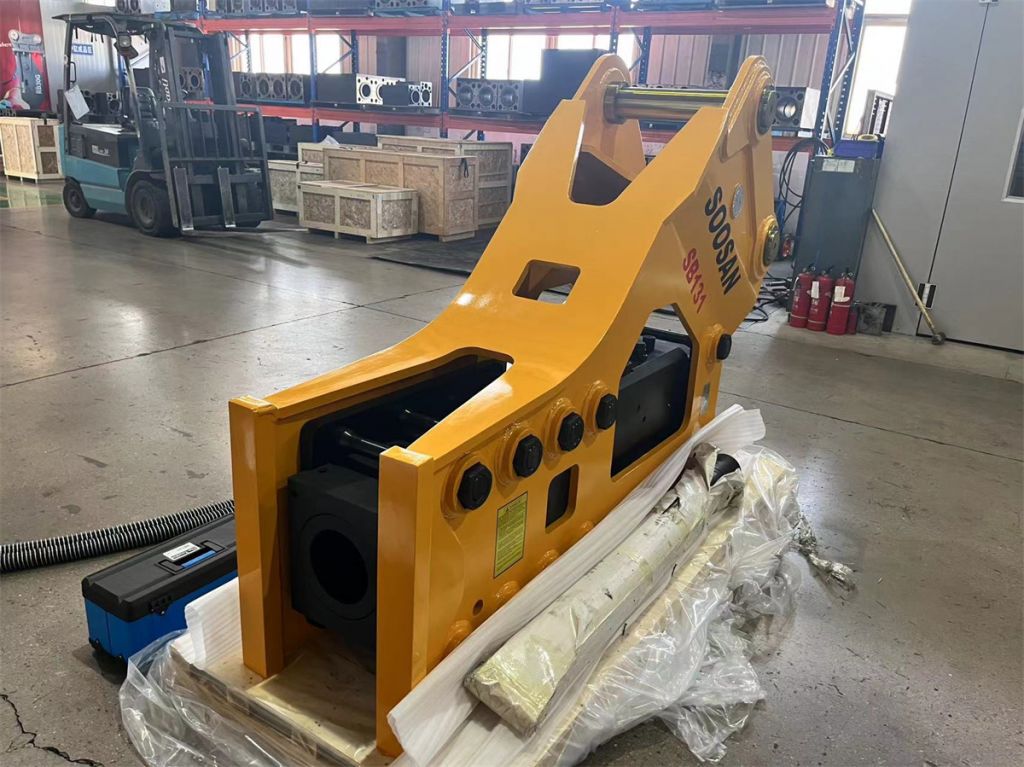 SOOSAN SB131 SIDE TYPE HYDRAULIC BREAKER to ATTACH to EXCAVATORS WITH HOSES CHISELS TOOL BOX NITROGENE CYLINDER