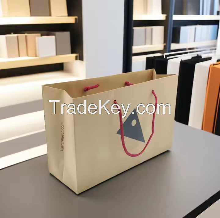 Custom Logo Printed Kraft Paperboard Jewelry Packaging paper bag and Embossed Design for cloth Use