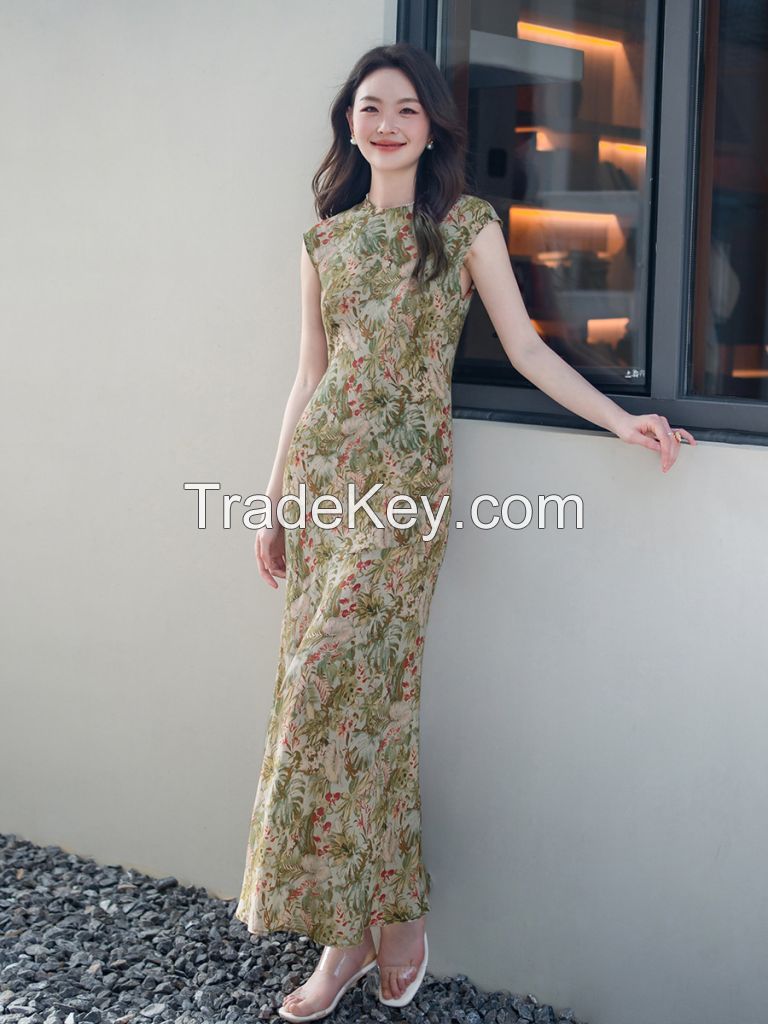 Dress with a curvy aesthetic. New Chinese-style improved cheongsam. Single-layer mulberry silk dress for women. Small floral pattern. Real silk fishtail dress