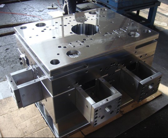 Plastic mold base