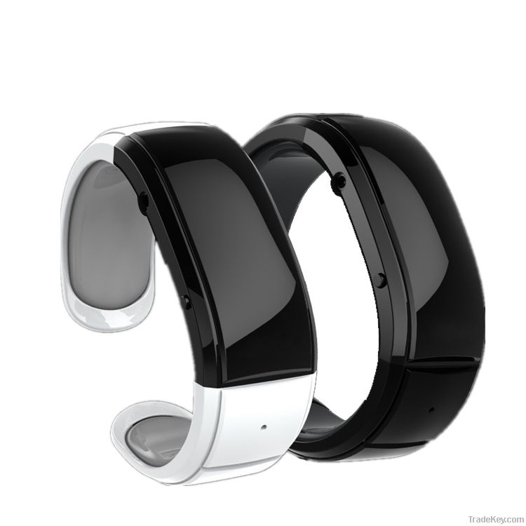 Bluetooth bracelets show caller ID with easy answer or reject a phone