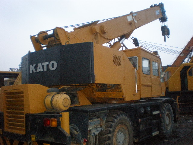 KATO 25 ton rough terrain crane