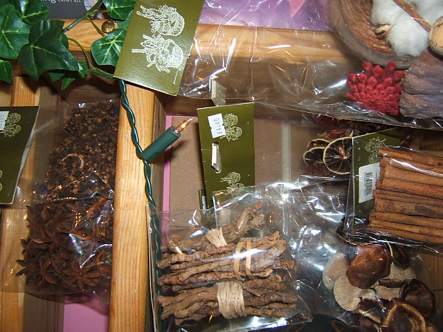 DRIED FIRCONES/FUNGI/CINNAMON STICKS/STAR ANISE/CLOVES ETC