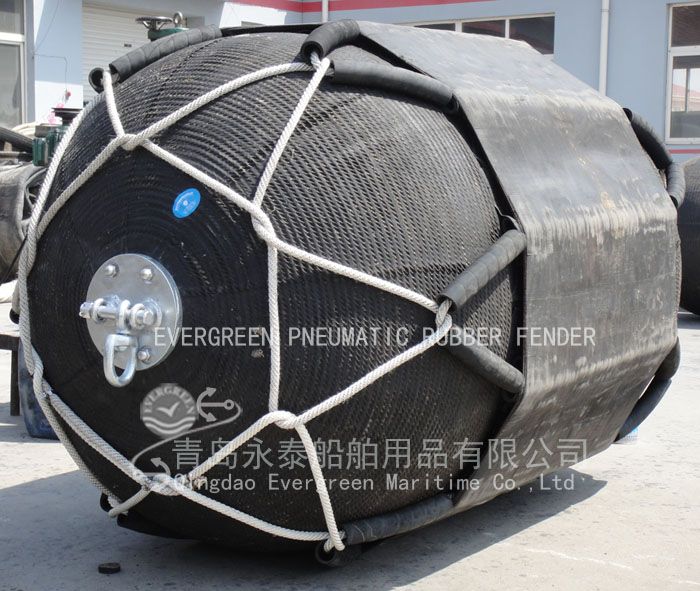 Floating rubber fender for ship