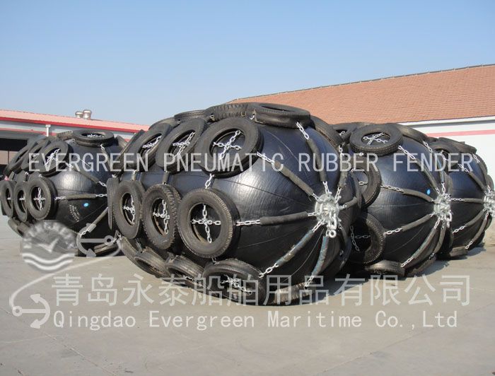 Floating rubber fender for ship