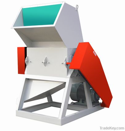 Plastic crushing machine