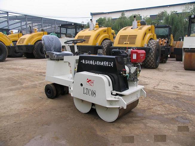 vibrating road roller