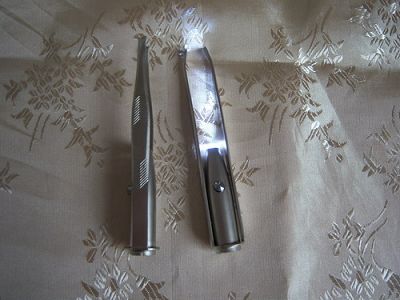 Tweezer with a  Light