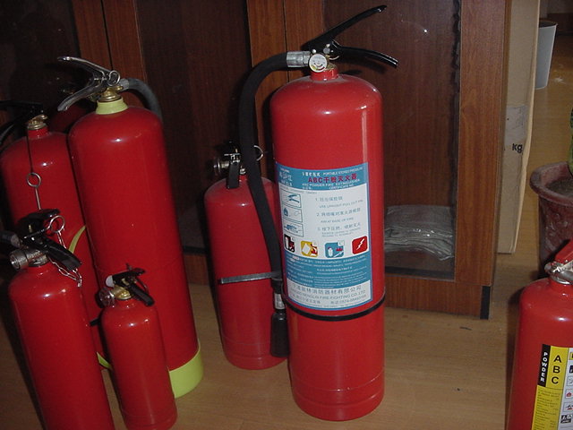 dry powder fire extinguisher