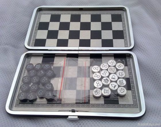 Mini magnetic chess in sports and entertainment.