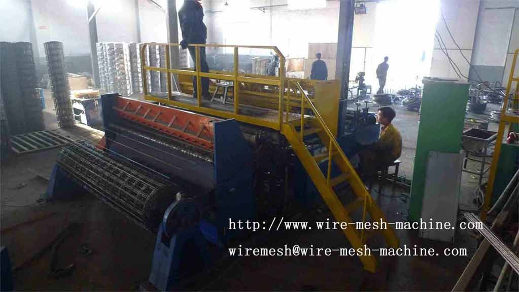 Welded mesh roll machine