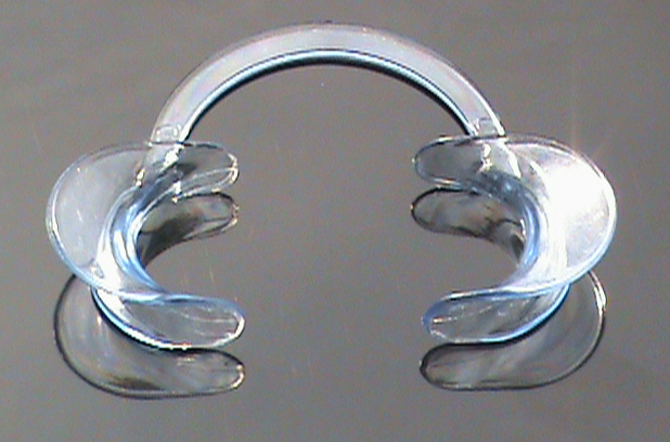 Cheeck Retractor