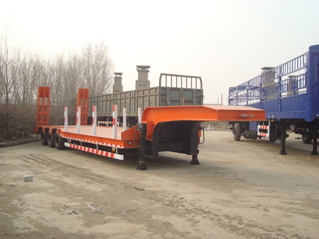 Low bed semi-trailer