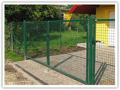 Wire mesh fence