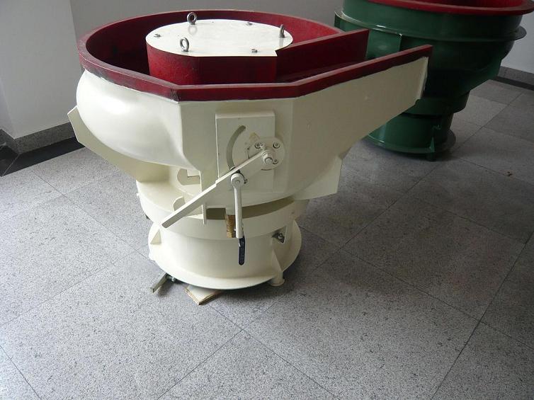 Vibratory finishing machine