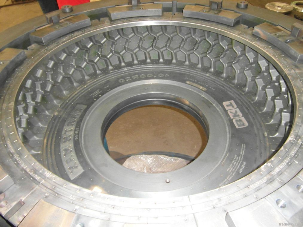 Two-piece tyre mold and segmented tyre mold