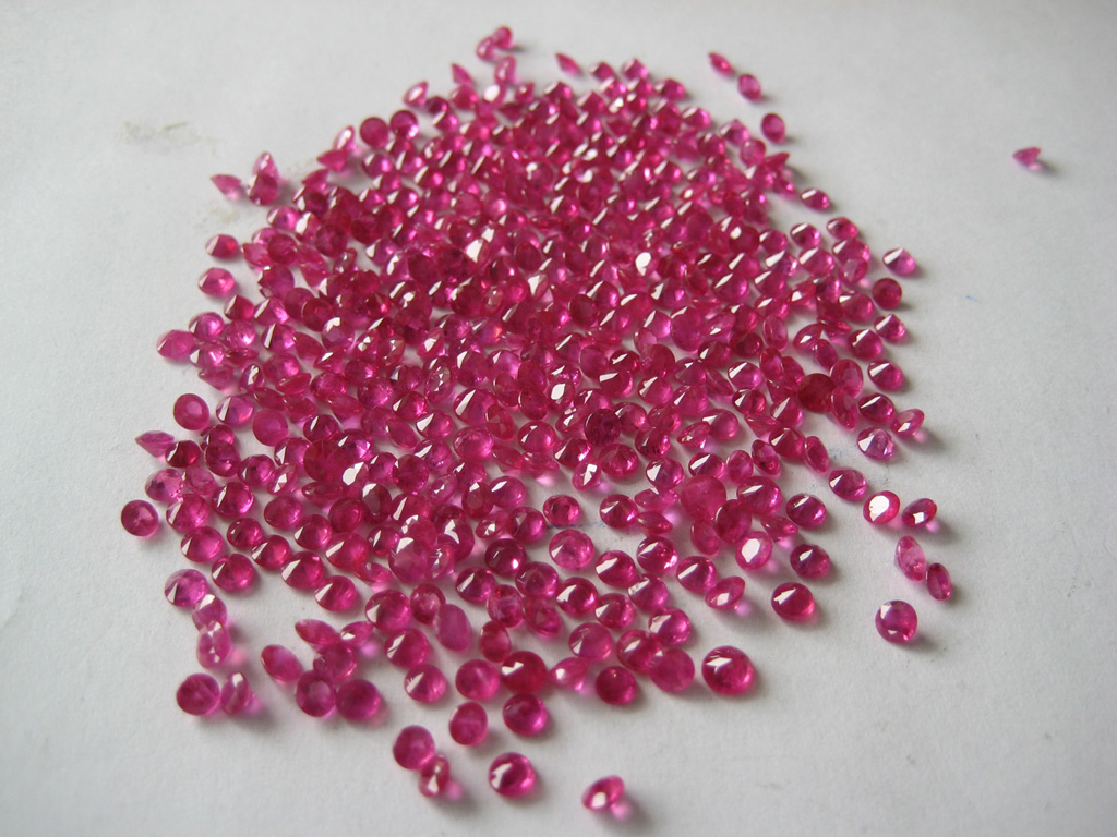 3, 000cts Ruby &amp; Sapphire round and diamond cut (1mm to 4mm)