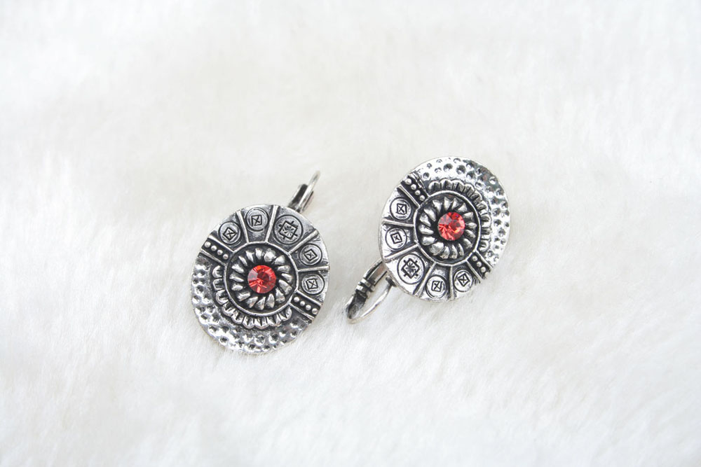 round-shaped alloy earring