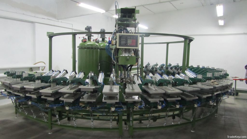 Automatic shoe sole foaming machine