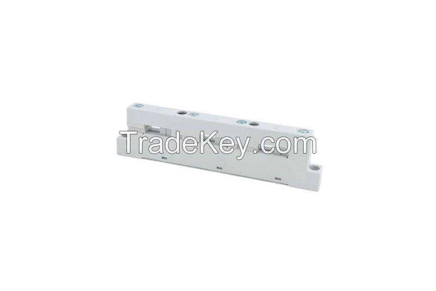 Isolator, insulated busbar terminal