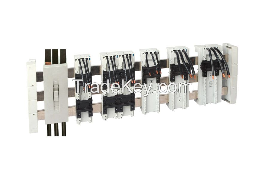 Isolator, insulated busbar terminal