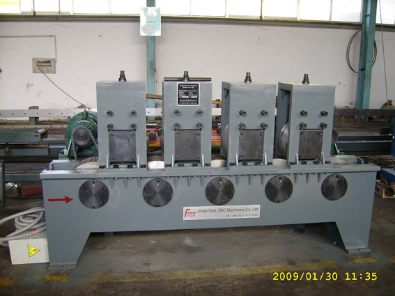 Roling type straightening machine of steel angle