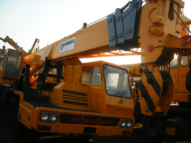 yellow secondhand TADANO truck crane TG-300E-3