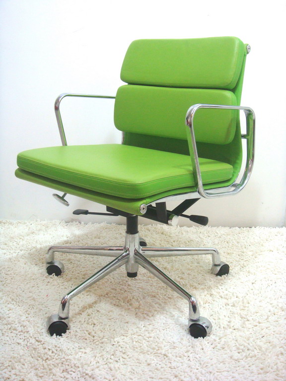 Eames soft pad management chair