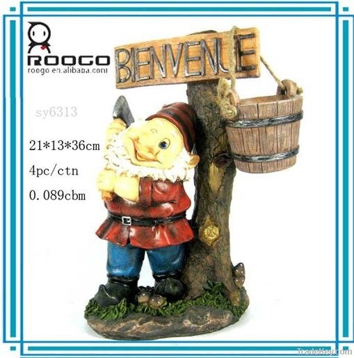 polyresin garden gnome with solar light