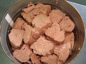 Tuna chunk in oil