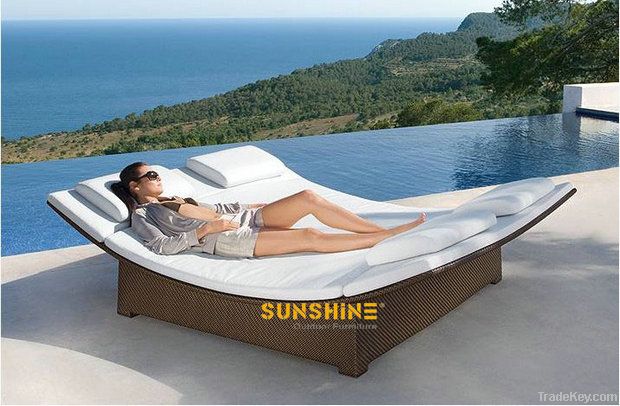 outdoor rattan chaise lounge