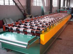 Roll forming machine