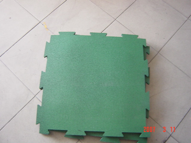 Interlocking rubber mat