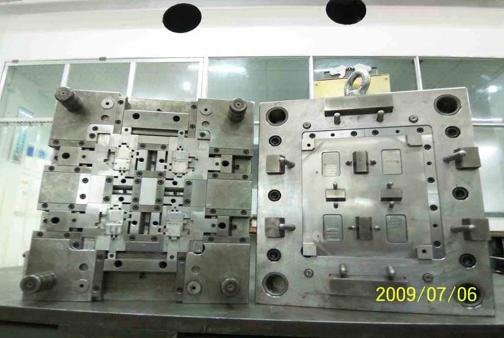 Plastic injection mold