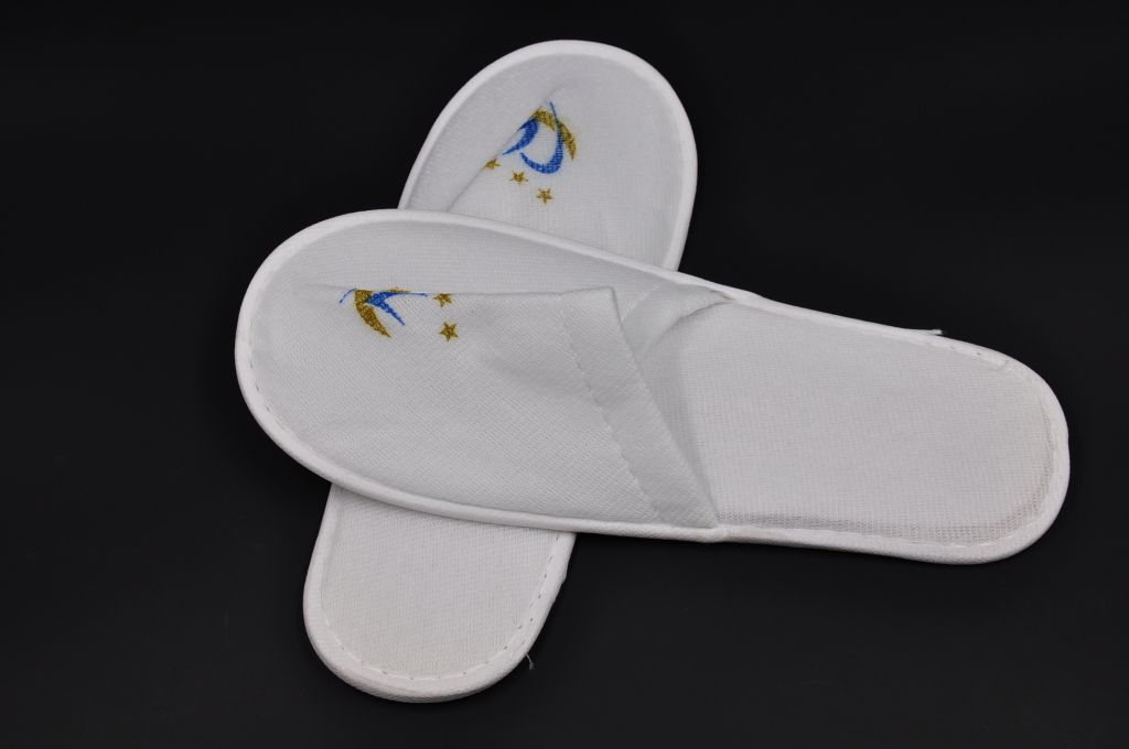 cheap price hotel slippers with customer logo 