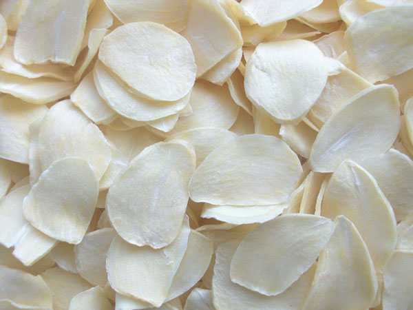 dehydrated garlic flakes