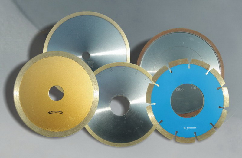 Ceramic tile cutting blade with diamond segment