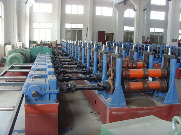 Highway guardrail roll forming machine