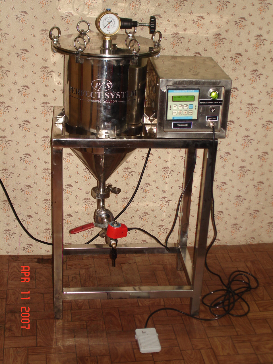 SEMI AUTOMATIC LIQUID FILLING MACHINE