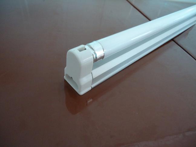 T5 integrative fluorescent lighting fitting