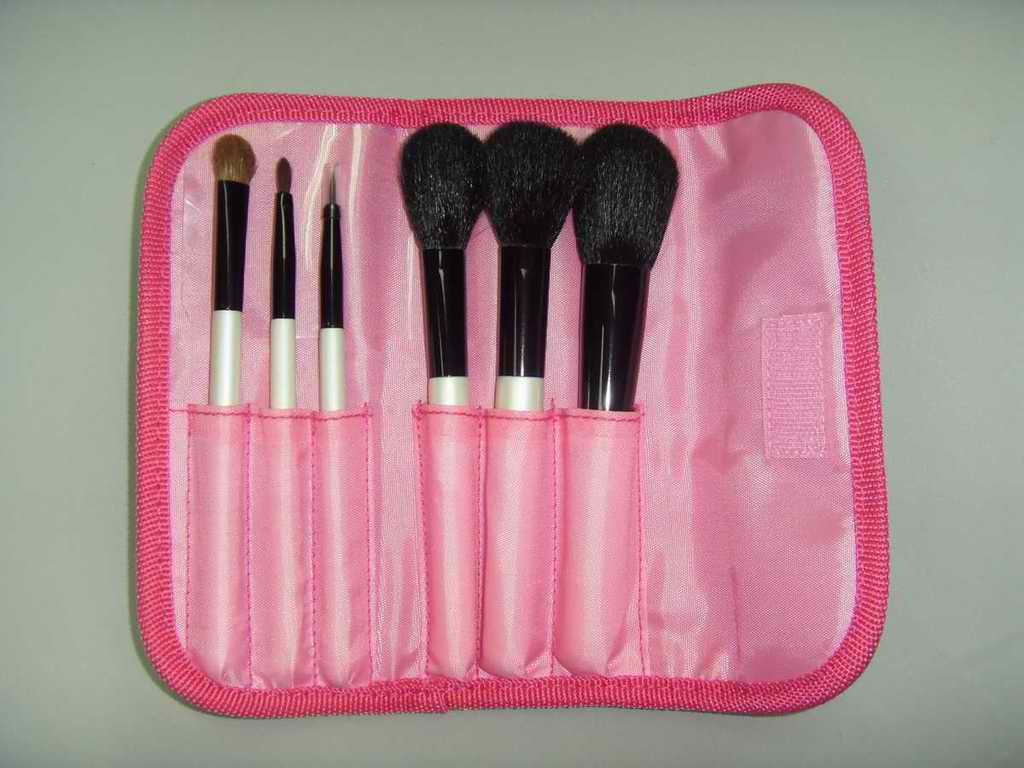 cosmetic brush