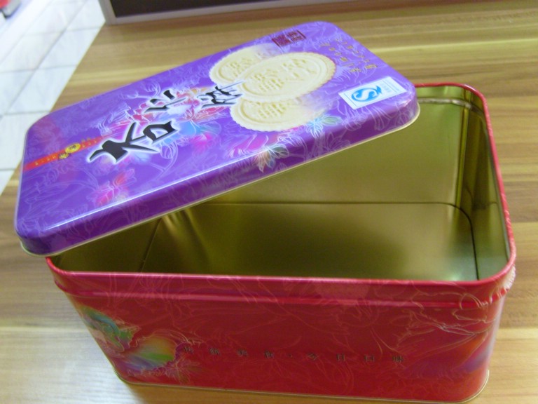 chocilate tin/cookies tin