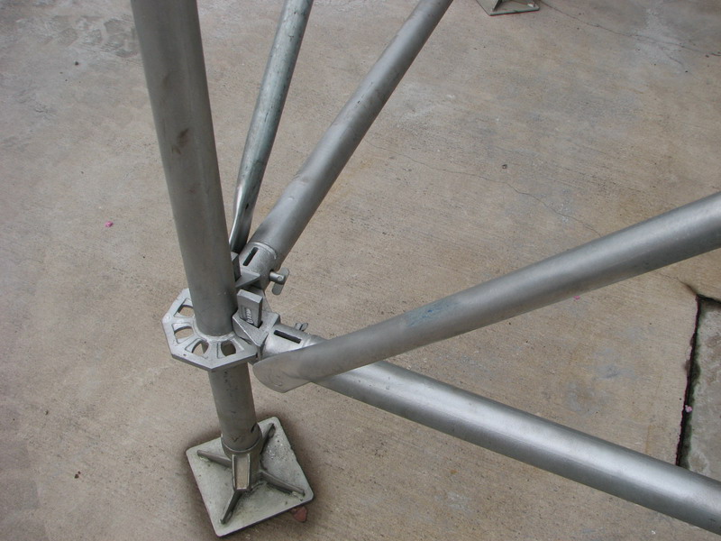 Octagonal disk scaffolding system