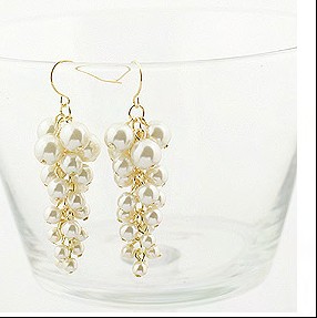 White pearls gold earing